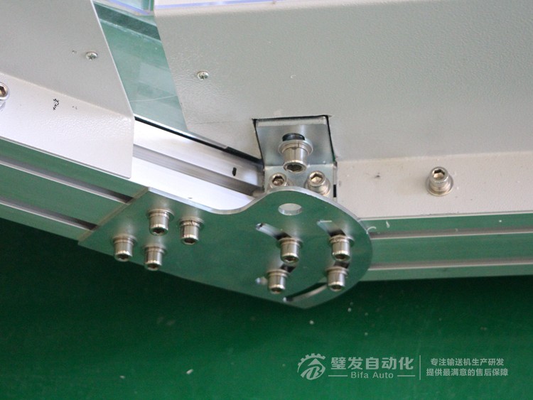 低端加平臺導條擋板上方加透明亞克力護罩爬坡皮帶輸送機