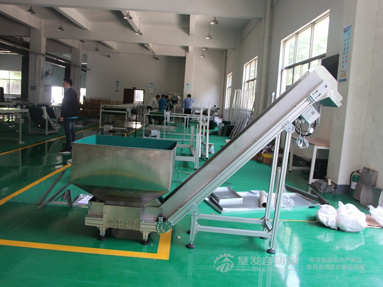 低端平臺精研電機不銹鋼擋邊料斗爬坡輸送機 低端平臺精研電機不銹鋼擋邊料斗爬坡輸送機