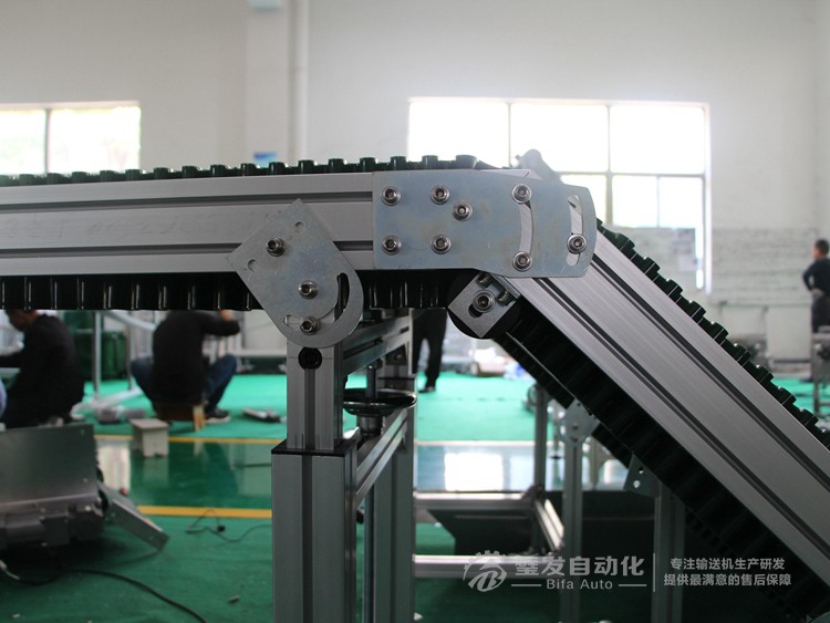 低端平臺精研電機不銹鋼擋邊料斗爬坡輸送機 低端平臺精研電機不銹鋼擋邊料斗爬坡輸送機