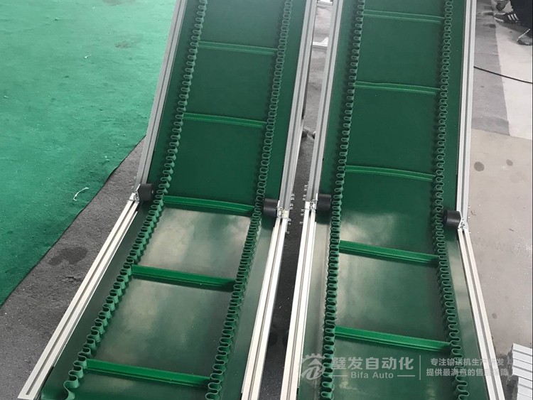 裙邊擋板低端平臺(tái)爬坡輸送線