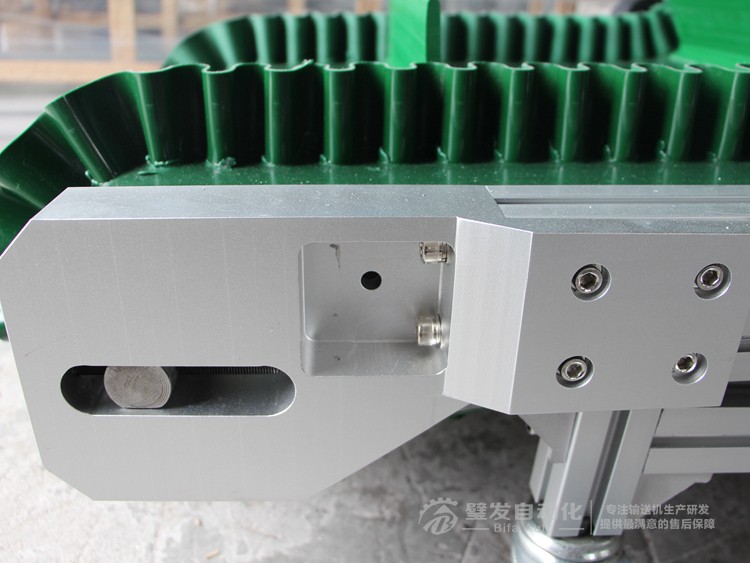 裙邊擋板爬坡輸送機 裙邊擋板爬坡輸送機